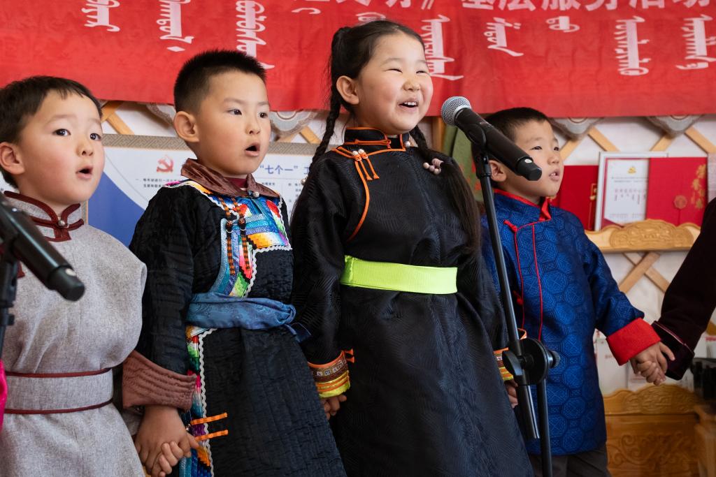 11月12日,在内蒙古锡林郭勒盟苏尼特右旗额仁淖尔苏木吉呼郎图嘎查赛音巴特尔护边驿站,“小小乌兰牧骑”的演员们在“送欢乐、送文明”基层服务活动中表演。