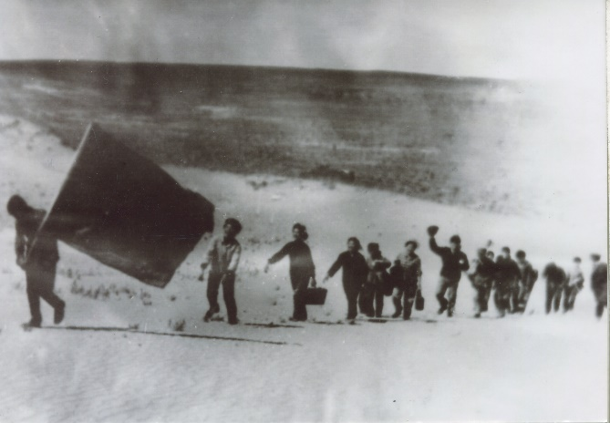 20世纪70年代,苏尼特右旗乌兰牧骑的演员们冒着风雪下乡演出。