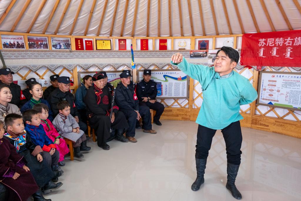 11月12日,在内蒙古锡林郭勒盟苏尼特右旗额仁淖尔苏木吉呼郎图嘎查赛音巴特尔护边驿站,演员在“送欢乐、送文明”基层服务活动中表演舞蹈。
