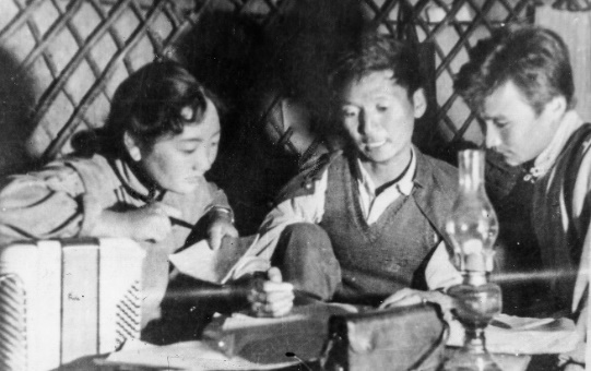 20世纪70年代,苏尼特右旗乌兰牧骑的演员们在蒙古包中创作歌曲。