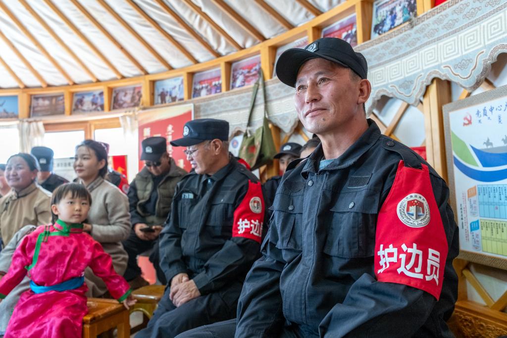 11月12日,在内蒙古锡林郭勒盟苏尼特右旗额仁淖尔苏木吉呼郎图嘎查赛音巴特尔护边驿站,护边员们在观看乌兰牧骑的演出。