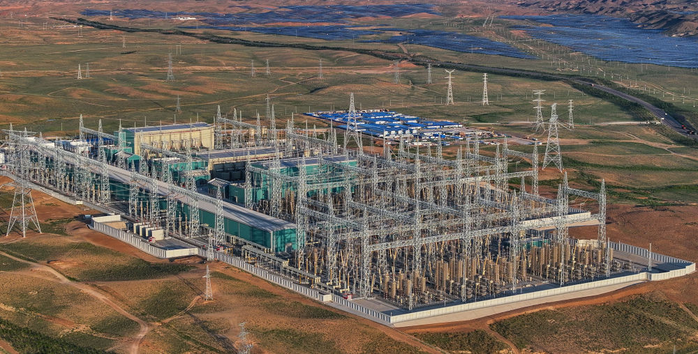 这是8月19日拍摄的“宁电入湘”工程宁夏中卫市中宁换流站(无人机照片)。新华社记者冯开华 摄