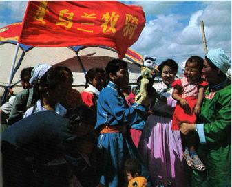 20世纪80年代,乌兰牧骑的演员们为牧区儿童表演木偶剧。