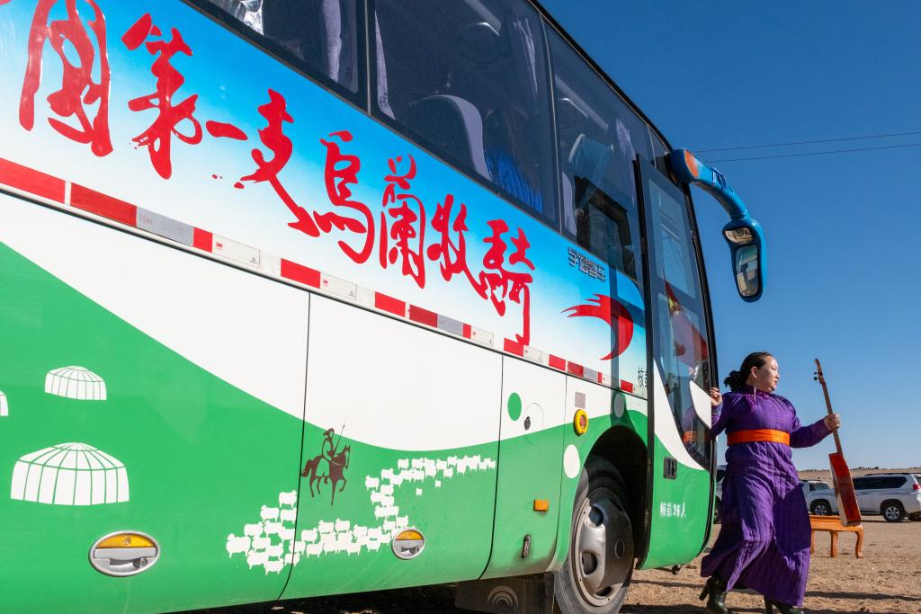 11月12日,在内蒙古锡林郭勒盟苏尼特右旗额仁淖尔苏木吉呼郎图嘎查,演员走出下乡演出的大巴车。