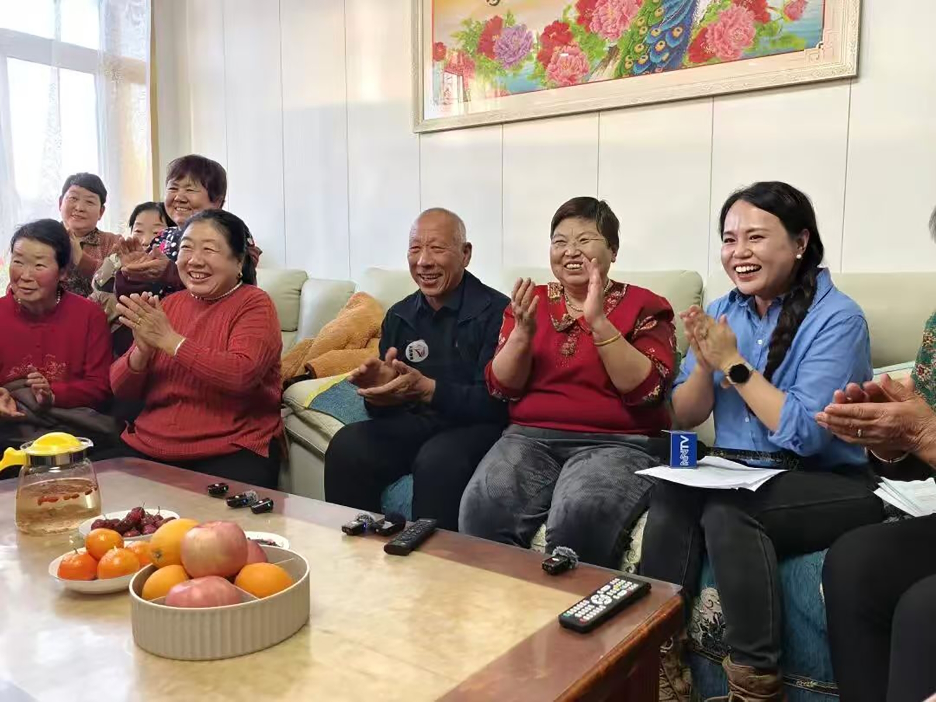 王杰父母和亲朋好友一起观看直播