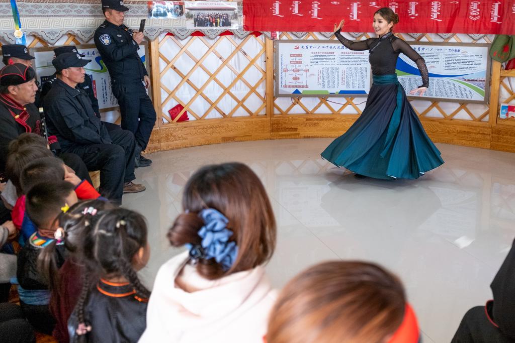 11月12日,在内蒙古锡林郭勒盟苏尼特右旗额仁淖尔苏木吉呼郎图嘎查赛音巴特尔护边驿站,额斯妮勒在“送欢乐、送文明”基层服务活动中表演舞蹈。