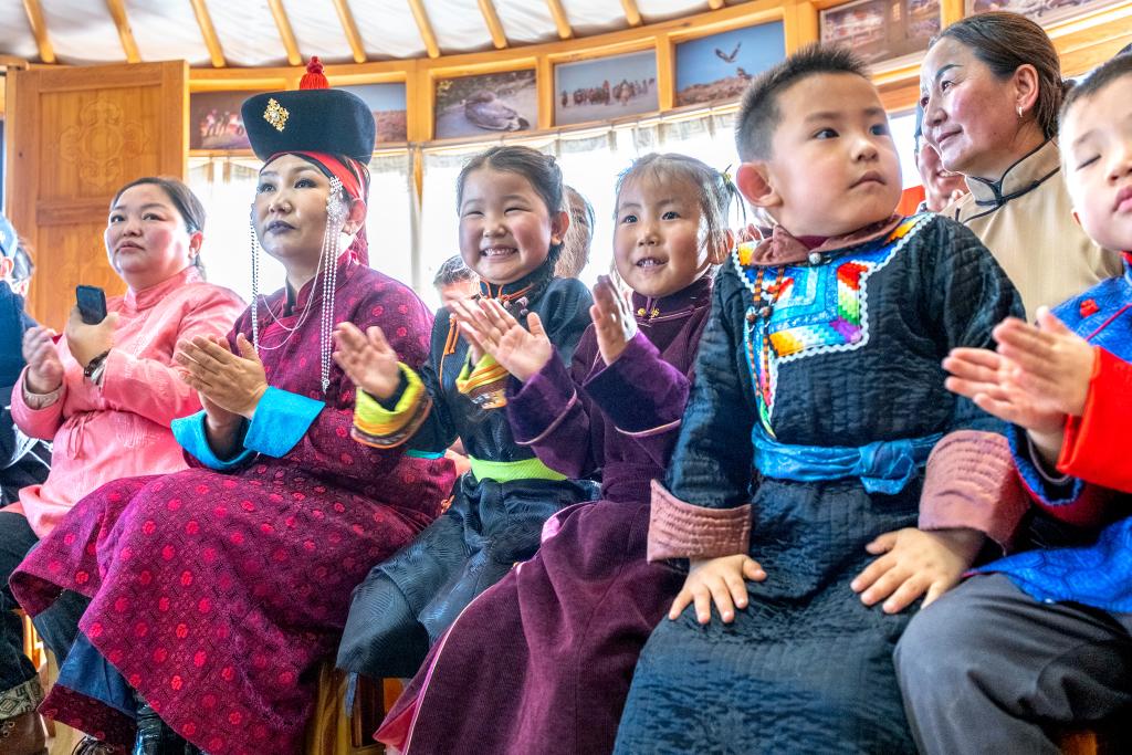 11月12日,在内蒙古锡林郭勒盟苏尼特右旗额仁淖尔苏木吉呼郎图嘎查赛音巴特尔护边驿站,观众们在观看乌兰牧骑的演出。