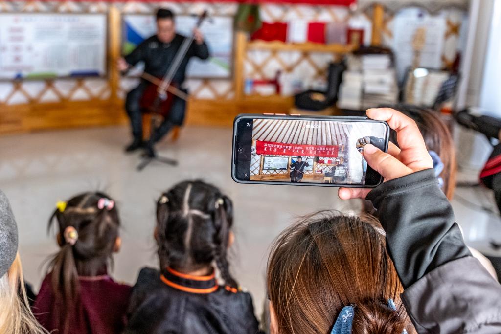 11月12日,在内蒙古锡林郭勒盟苏尼特右旗额仁淖尔苏木吉呼郎图嘎查赛音巴特尔护边驿站,乌云吉日嘎拉在演奏马头琴。