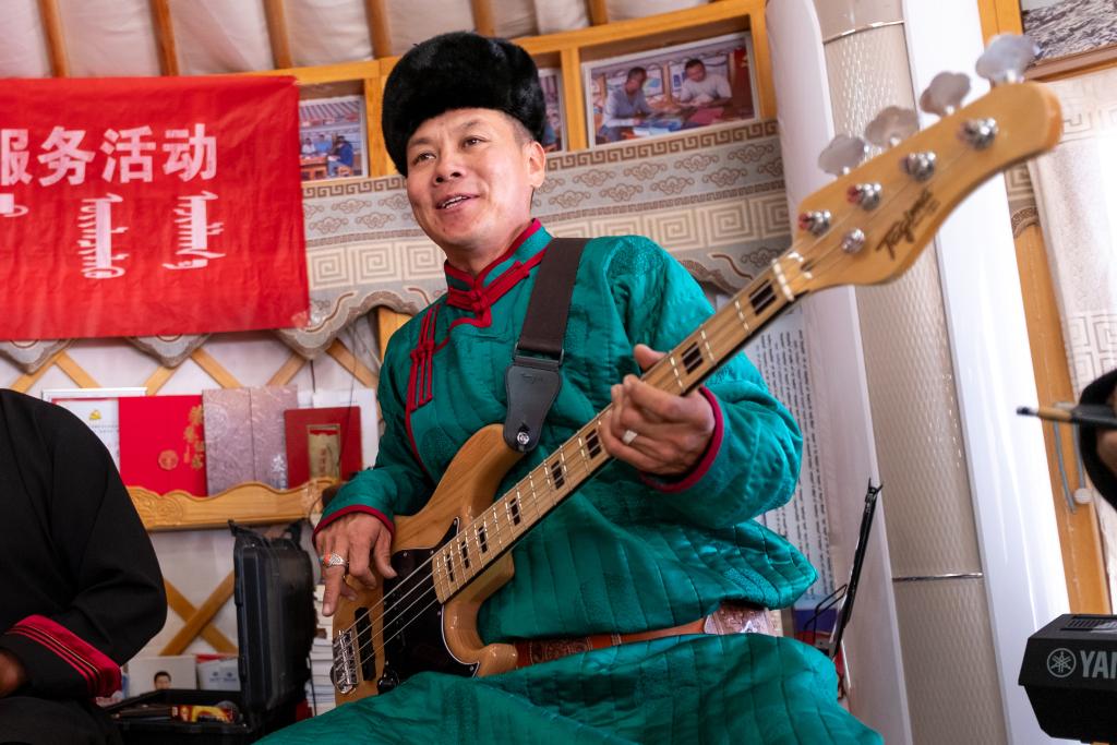 11月12日,在内蒙古锡林郭勒盟苏尼特右旗额仁淖尔苏木吉呼郎图嘎查赛音巴特尔护边驿站,演员们在“送欢乐、送文明”基层服务活动中表演。