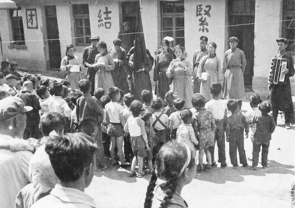 20世纪60年代,乌兰牧骑的演员们向少年儿童宣传科普常识。