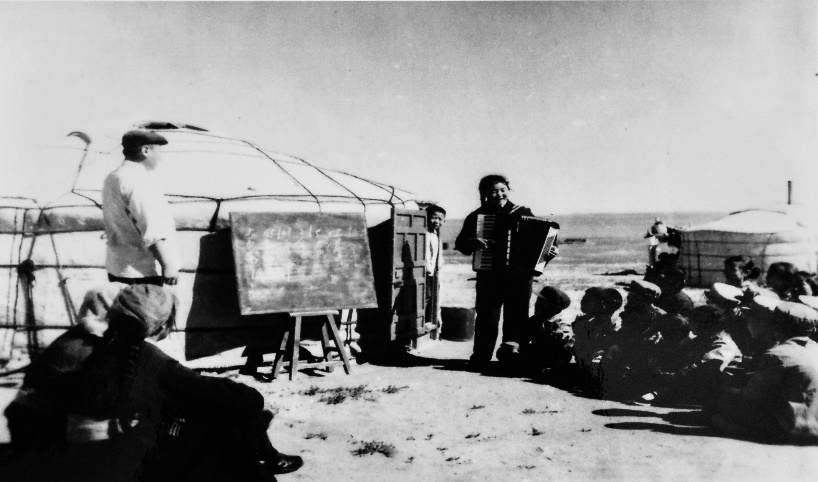 20世纪70年代,苏尼特右旗乌兰牧骑的演员们在辅导牧区孩子们演唱歌曲。