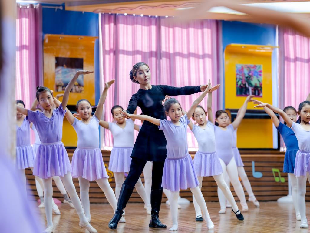 11月13日,在苏尼特右旗第五小学,额斯妮勒在指导“小小乌兰牧骑”的队员舞蹈动作。
