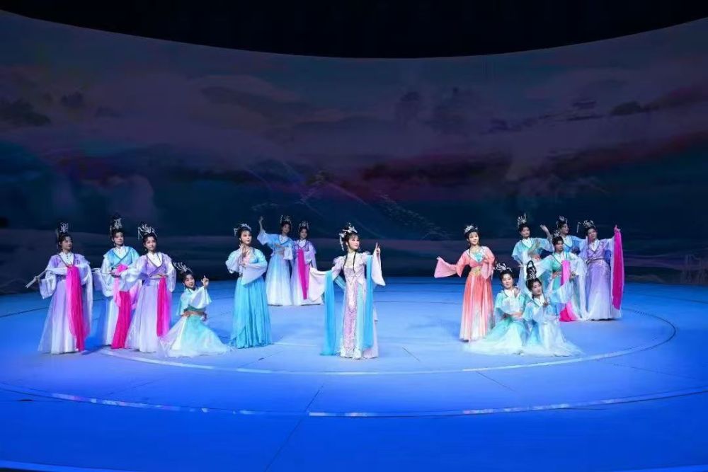 2024年10月,“国戏风华”展演季原创元宇宙概念新视觉黄梅戏《七夕传奇》剧照。(受访者供图)