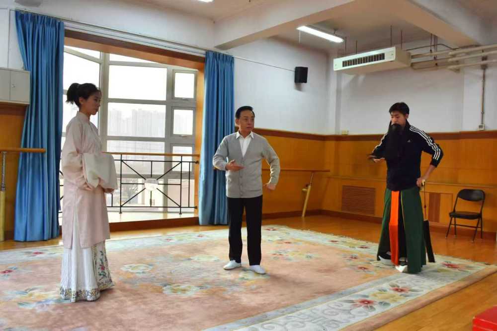 2024年1月,中国戏曲学院京昆系主任于魁智(左二)在为本科生授课。(受访者供图)