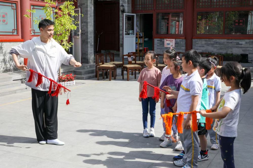 2024年5月,中国戏曲学院本科生走进北京西城区的北京师范大学京师附小给小朋友们进行戏曲知识科普。(受访者供图)