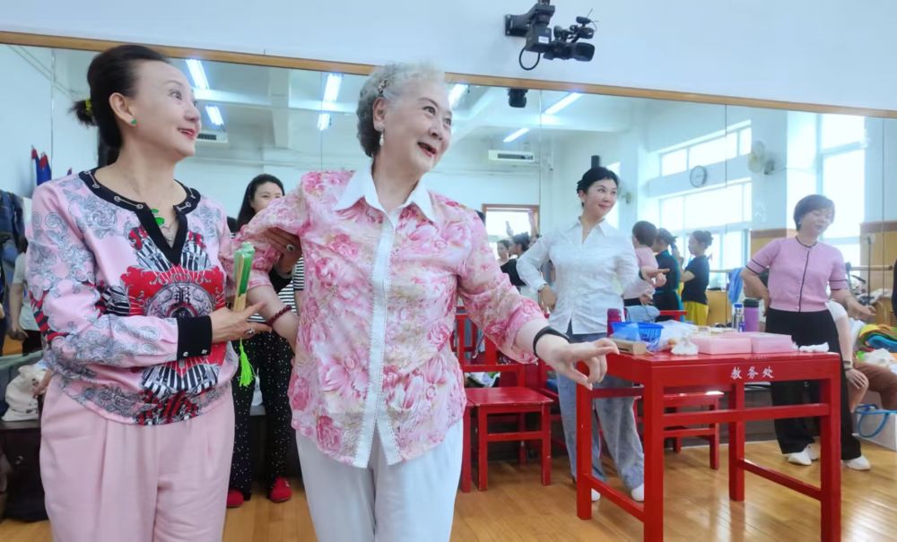 2025年6月,著名京剧表演艺术家刘长瑜在中国戏曲学院“刘长瑜花旦表演艺术人才培训”课堂授课。(受访者供图)