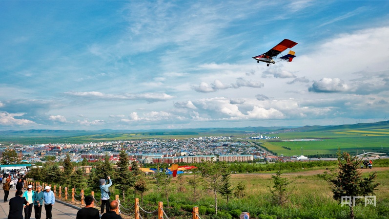 游客在额尔古纳湿地体验低空飞行(央广网发 李新军 摄)