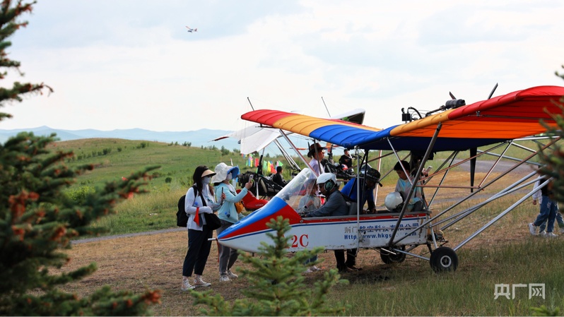草原低空飞行受到游客欢迎(央广网发 李新军 摄)