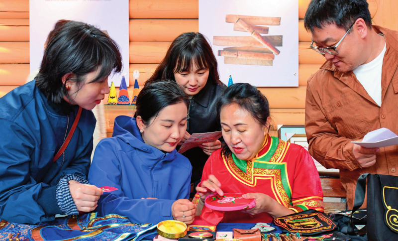 在内蒙古莫力达瓦达斡尔族自治旗,民间艺人为游客展示达斡尔族刺绣技艺(2025 年 4 月 28 日摄) 新华社发