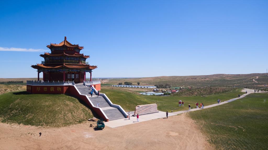 游客在套马沟村游览。新华社发