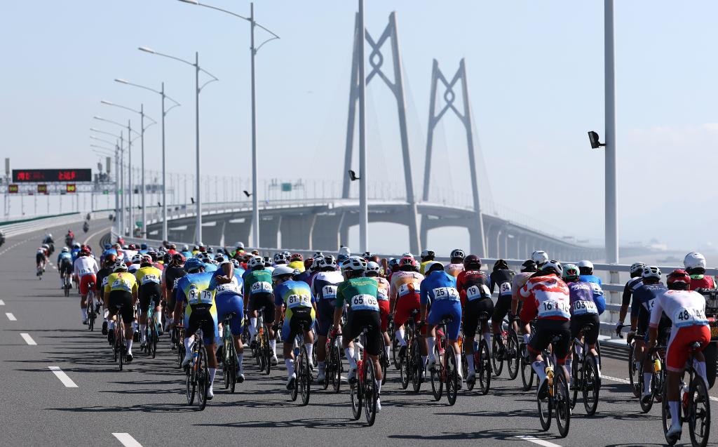 11月8日,参赛选手在港珠澳大桥骑行。当日进行的第十五届全国运动会公路自行车男子个人赛,赛道全程231.8公里,选手经过港珠澳大桥,跨越粤港澳三地。图源:新华社