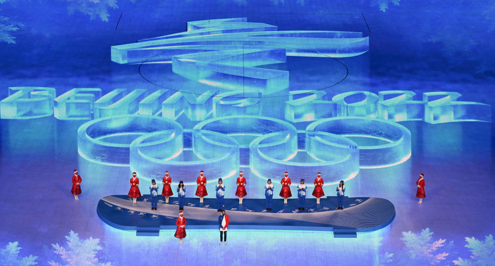 2022年2月20日晚,北京第二十四届冬季奥林匹克运动会闭幕式在国家体育场举行。这是向志愿者致谢环节。新华社记者 李贺 摄