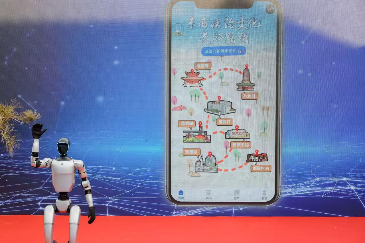 △2025年12月1日,北京石景山区 “宪法宣传周”系列活动正式启动。机器人“小法”带领观众开启了一场京西特色法治路线的“云端漫游”。