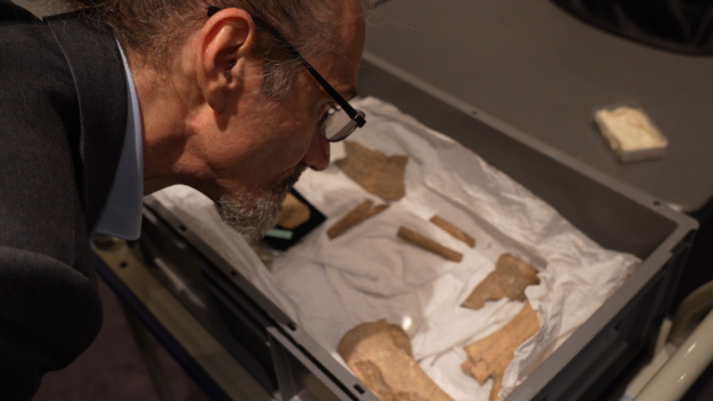 8月1日,位于法国巴黎的赛努奇博物馆,专家正在进行甲骨文数字化采集工作。新华社记者 孙鑫晶 摄