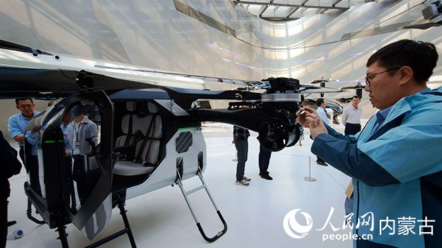 记者驻足记录新能源飞行载具 人民网记者 张力洋摄