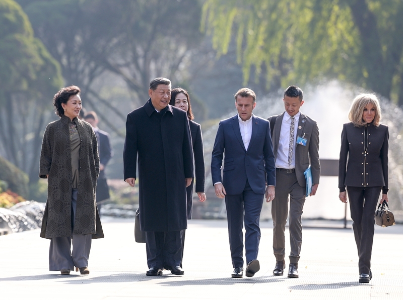 12月5日,国家主席习近平在四川省成都市都江堰同法国总统马克龙进行友好交流。这是两国元首夫妇沿堰功道边走边谈。