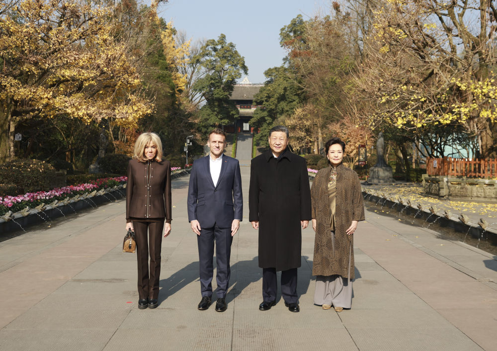 12月5日,国家主席习近平在四川省成都市都江堰同法国总统马克龙进行友好交流 这是习近平和夫人彭丽媛同马克龙夫妇合影 新华社记者 丁海涛 摄