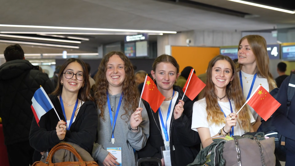 4月4日,13名来自法国亚眠的高中生在巴黎戴高乐机场候机,准备前往中国大连交流学习。新华社记者 孙鑫晶 摄