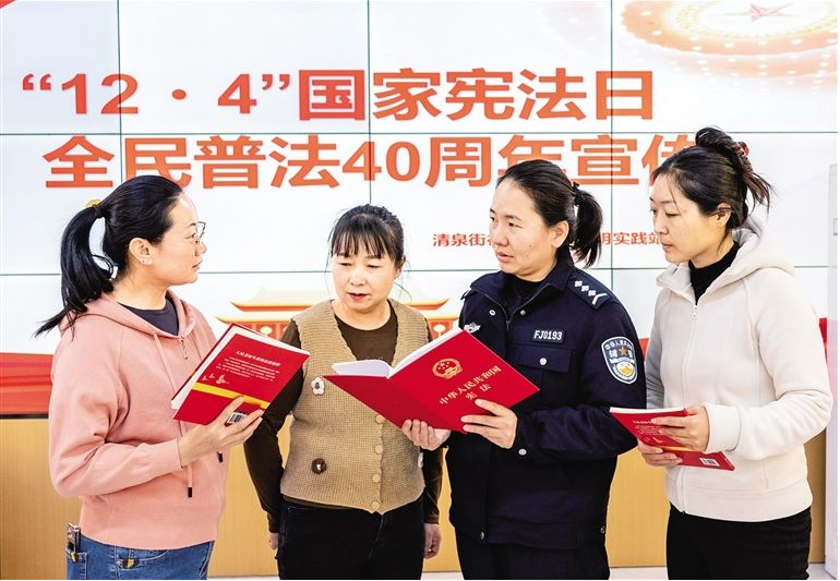 12月4日,呼和浩特市玉泉区公安分局兴隆巷派出所民警为社区居民讲解宪法知识 草原云·正北方网记者 王磊摄