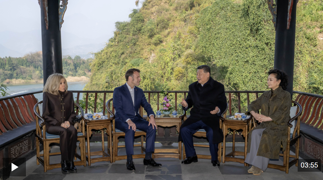 △视频:习近平同法国总统马克龙在成都进行友好交流