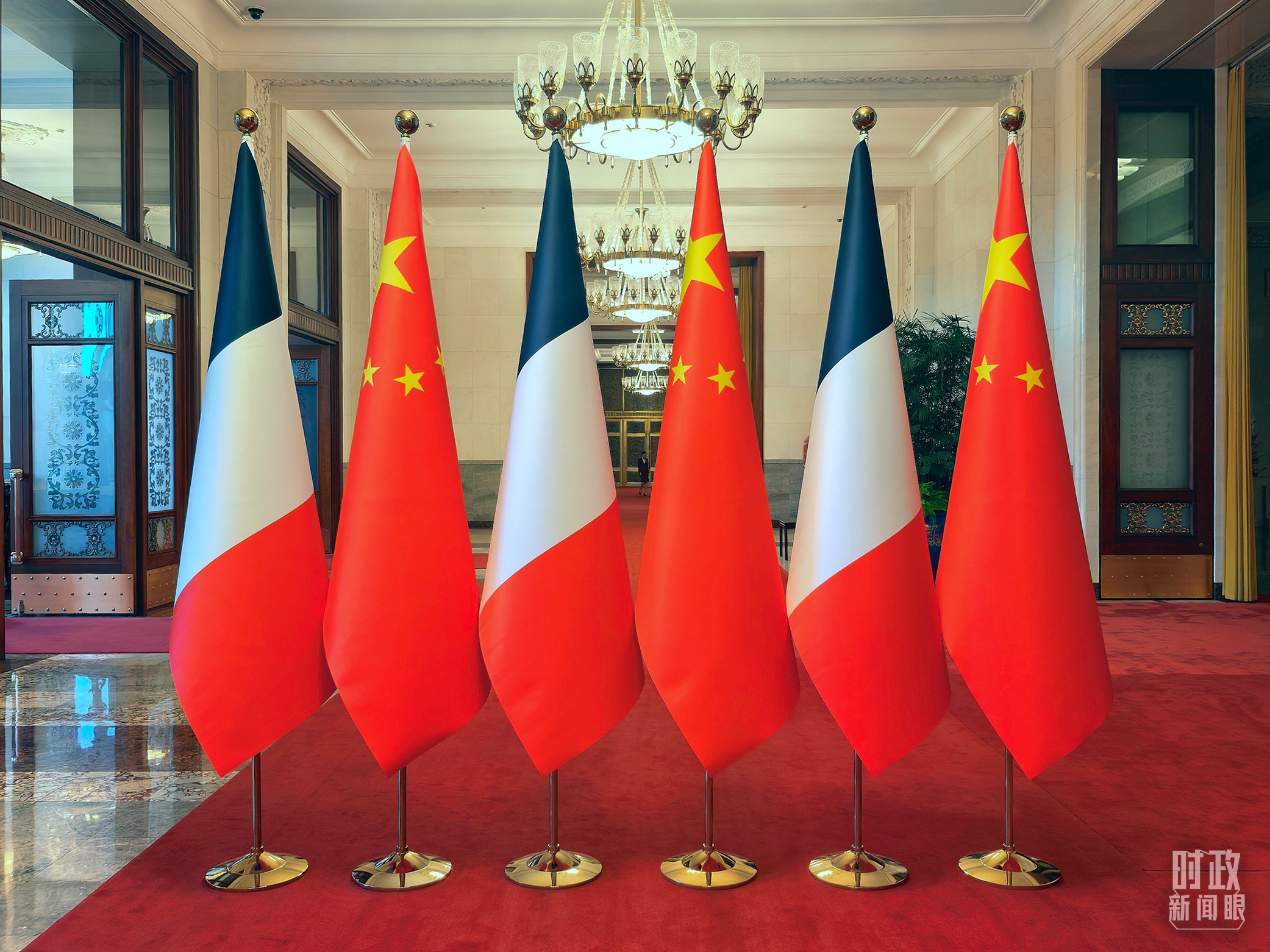 △人民大会堂内的中法两国国旗。(总台央视记者刘琦拍摄)