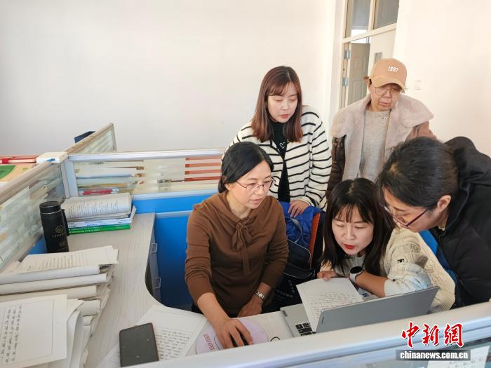 图为北京市第一零一中学教师(左一)与兴安盟科右中旗巴彦呼舒第三中学教师进行教研交流。 兴安盟教育局供图