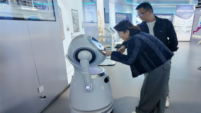 与机器人互动。