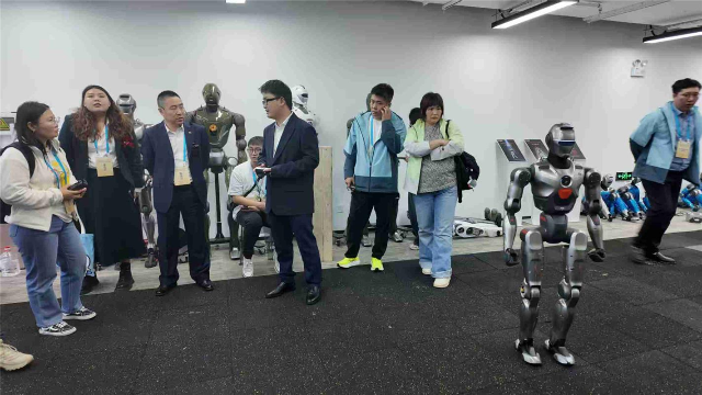 中蒙网络媒体广东内蒙古行联合采访活动走进深圳市众擎机器人科技有限公司进行采访报道。