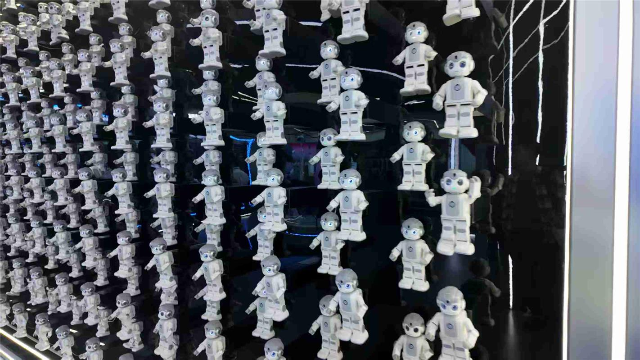 在优必选科技,可爱的悟空机器人令采访团记者目不暇接。