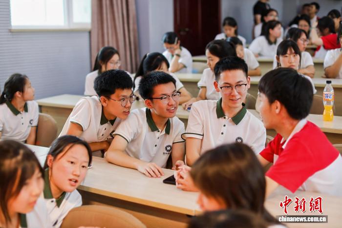 图为扎赉特旗音德尔第二中学学生到中国教育科学研究院丰台实验学校研学,并与该校学生进行亲密交流。 兴安盟教育局供图