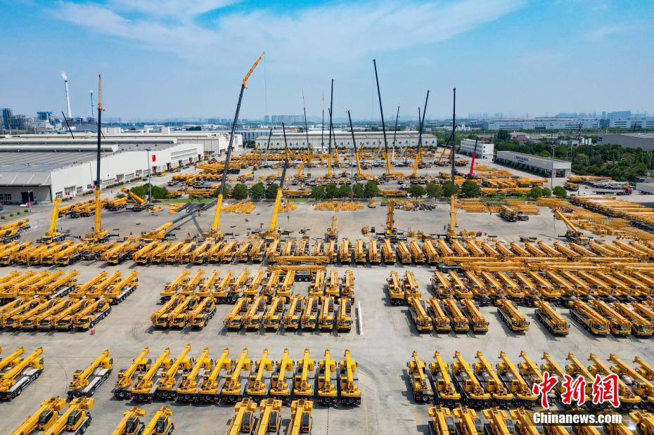 资料图:徐工集团生产车间外停放的起重机。(无人机照片)泱波 摄