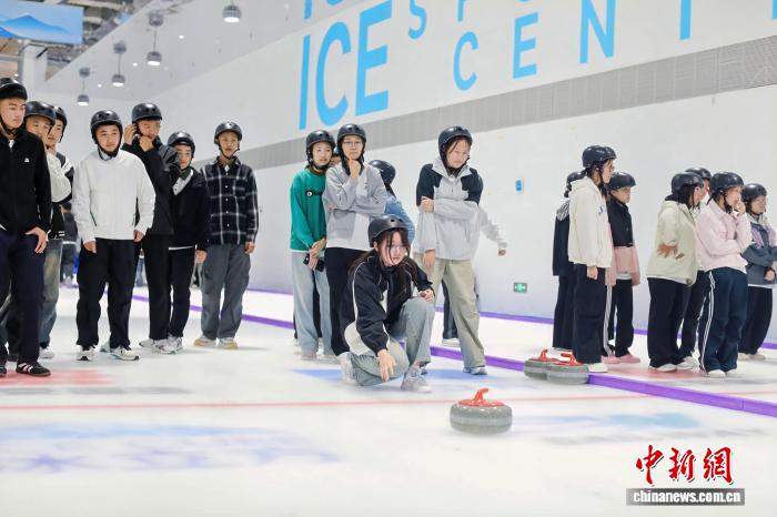图为兴安盟受援学校学生在北京体验学习冰壶。 兴安盟教育局供图