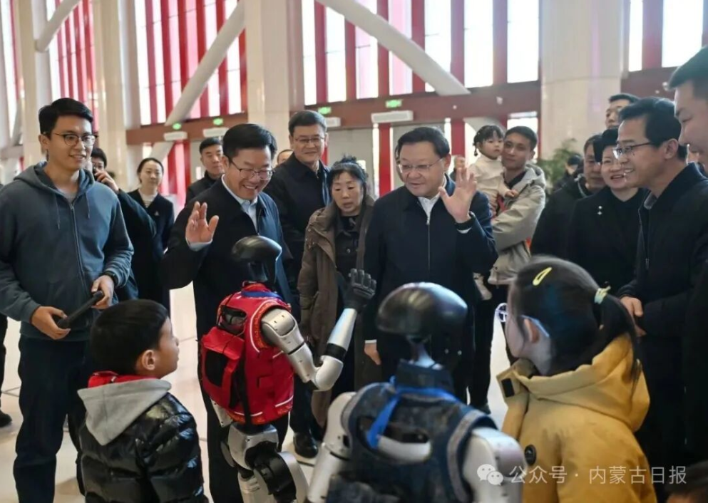 12月7日,自治区党委书记王伟中走进内蒙古博物院,认真听取讲解,仔细参观展陈,深入了解文化与旅游融合发展情况。草原云·内蒙古新闻网记者 马建兵 摄