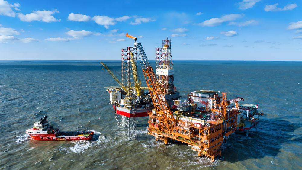 这是2025年2月8日拍摄的渤中26-6油田一期开发项目海上作业平台(无人机照片)。新华社发(杜鹏辉 摄)