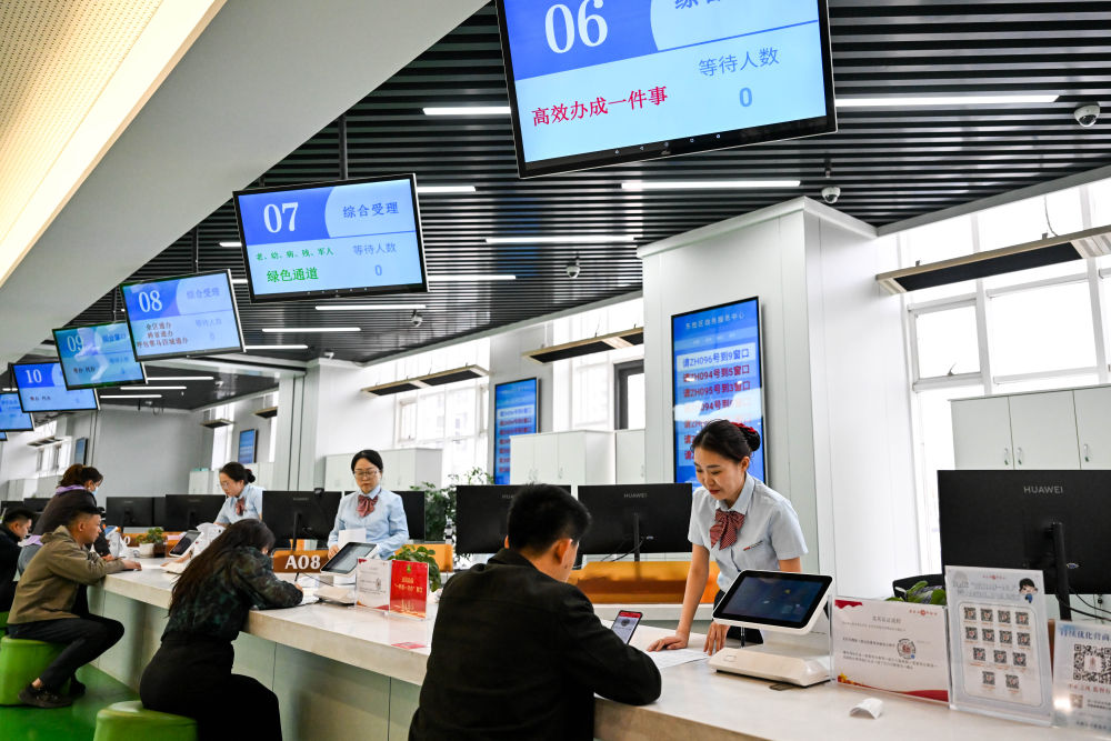 2025年4月16日,在内蒙古鄂尔多斯市东胜区政务服务中心,工作人员办理民营企业相关业务。新华社记者 李志鹏 摄