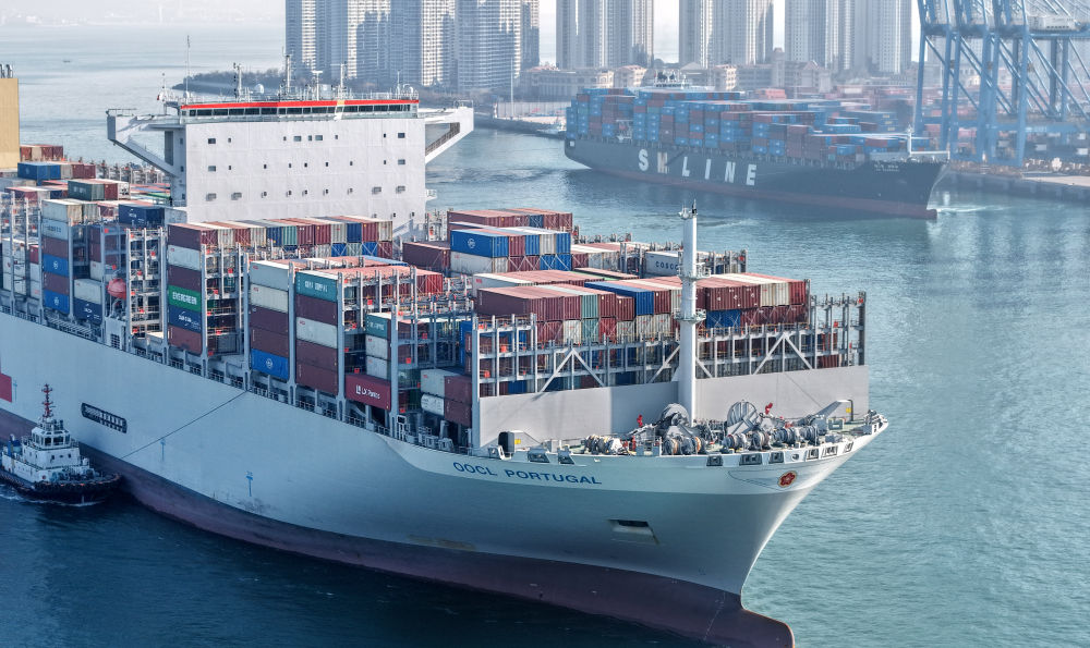 2025年12月4日,货轮进出山东港口青岛港前湾港区(无人机照片)。新华社记者 李紫恒 摄