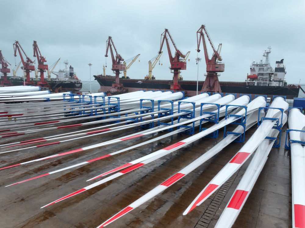 2025年10月13日,在江苏省连云港港东方港务分公司码头,大批风电设备集港准备装船出口国外(无人机照片)。新华社发(王春 摄)