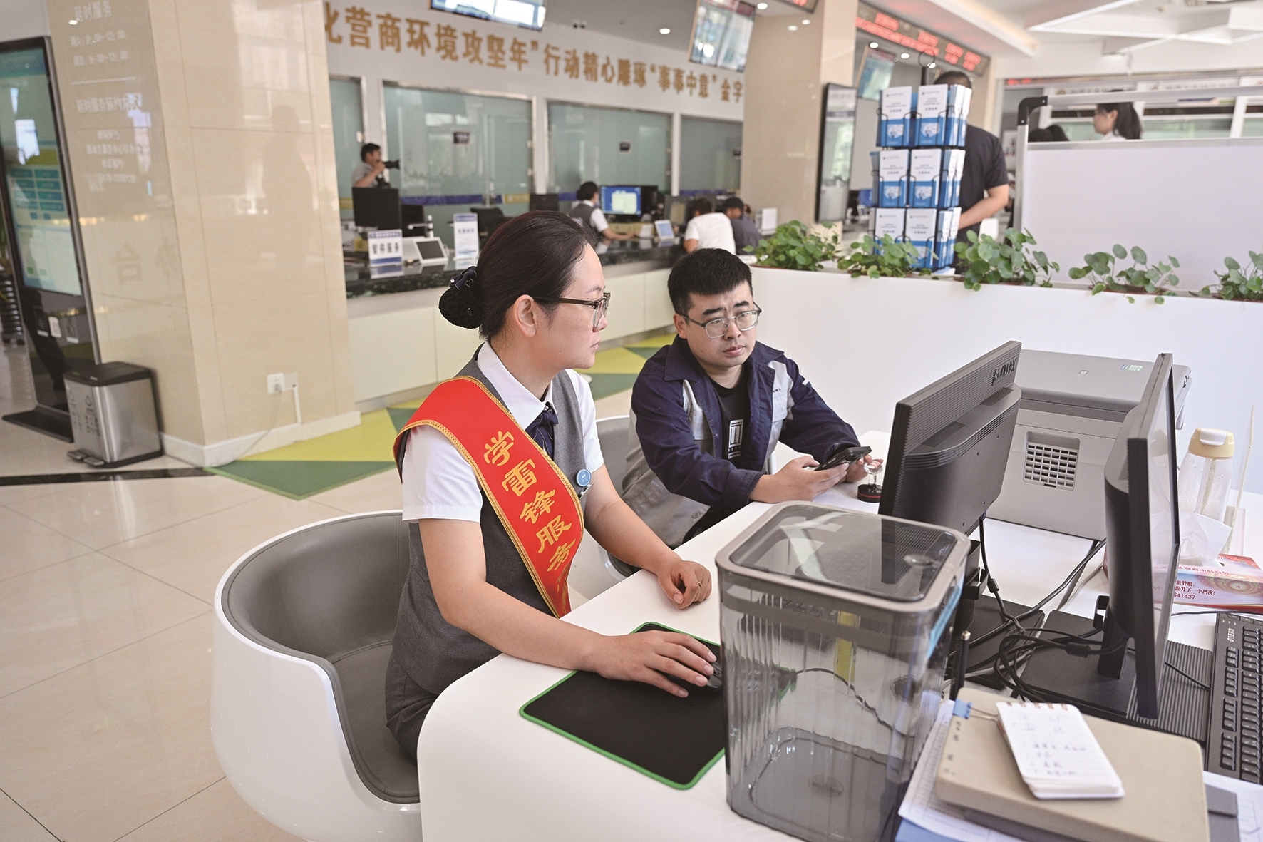 服务办事群众(资料图)