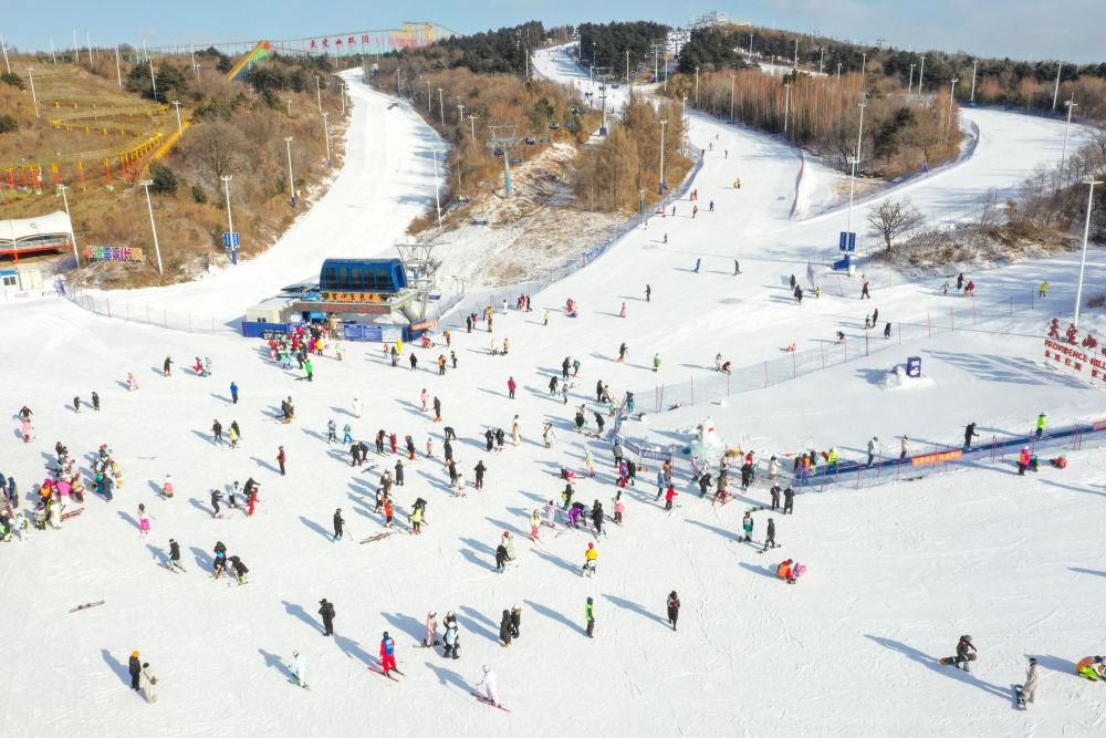 △2025年12月3日,人们在吉林长春一滑雪场滑雪。