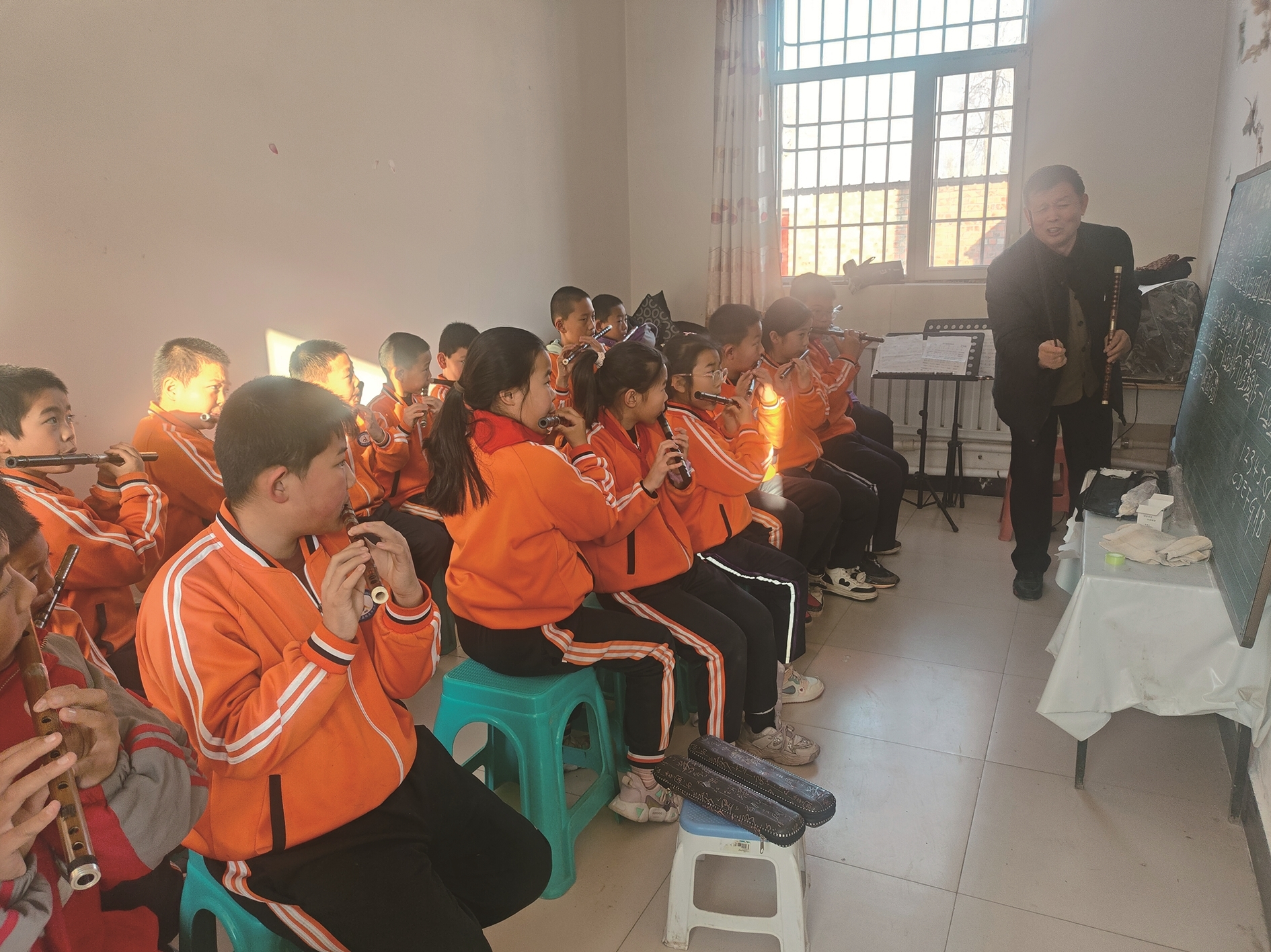 指导学生吹竹笛